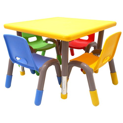 MESA QUADRADA INFANTIL COM PS REGULVEIS